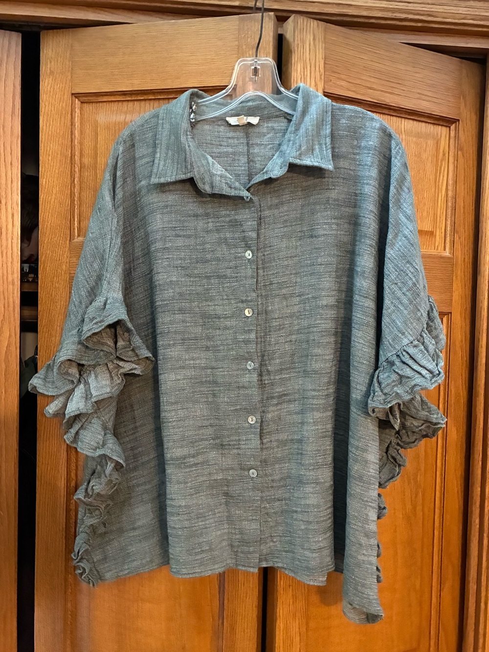 Easel Gray/Green Ruffle Sleeve Button-Front Shirt
